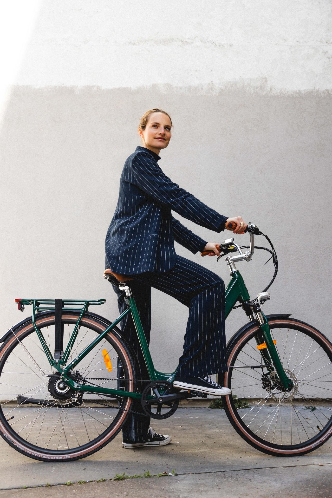 Une femme assise sur un vélo électrique urbain